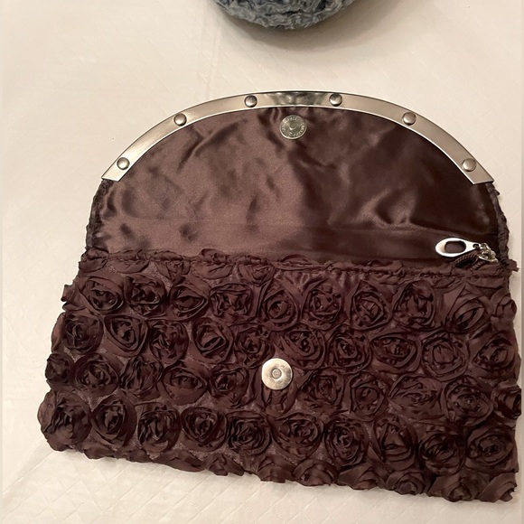 ⬇️27⬇️$21 Brown evening clutch Purse with flower 🌺 blossoms. NWOT necklace set - Picture 3 of 9